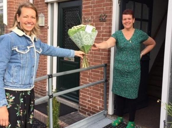 Mantelzorger ontvangt bosje bloemen